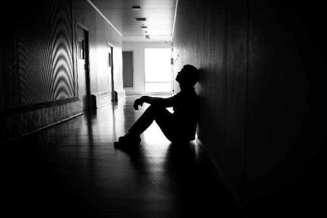 גבר סובל מדיכאון שעל פי מחקר מסוים עשוי להיות מטופל באמצעות טיפול פסיכדלי
